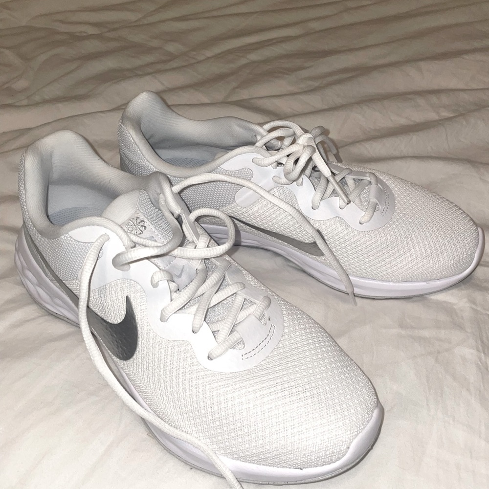Brand new white nike shoes